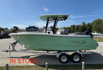 2027 Robalo R230 Island Green Boat